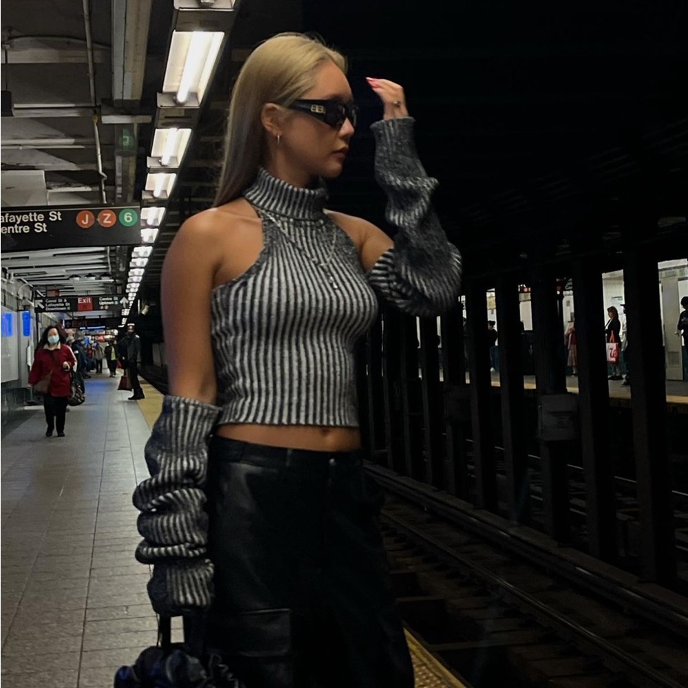 MADE IN KOREA turtle neck open back top comes with sleeves